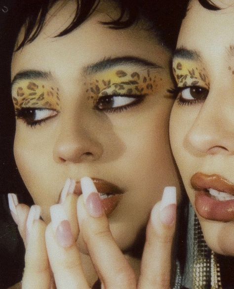 Cheetah Makeup, Leopard Eyes, Leopard Makeup, Crop Hair, Leopard Hair, Alexa Demie, Old Makeup, Make Up Inspo, Skincare Tools