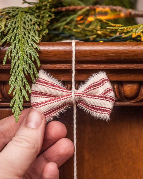 Natal, Forest Christmas Decor, Nature Inspired Christmas, Simple Diy Crafts, Tree Mobile, Bow Ornaments, Cinnamon Sticks Christmas, Primitive Christmas Crafts, Fabric Christmas Decorations