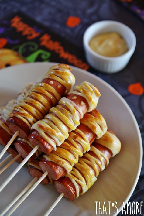 Halloween Appetizers For Adults, Halloween Food For Adults, Plat Halloween, Snack Halloween, Halloween Appetizers Easy, Creepy Halloween Food, Diy Halloween Treats, Fest Mad, Halloween Party Appetizers