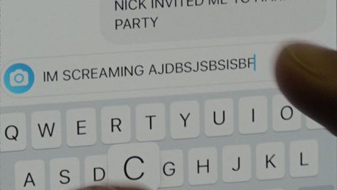 i’m screaming keyboard smash from charlie spring, heartstopper netflix series (good reaction meme and representation of gay teens) Meme Keyboard, Charlie Spring Heartstopper, Heartstopper Netflix, Keyboard Smash, Charlie Spring, Alice Oseman, Ya Novels, Reaction Meme, Netflix Series