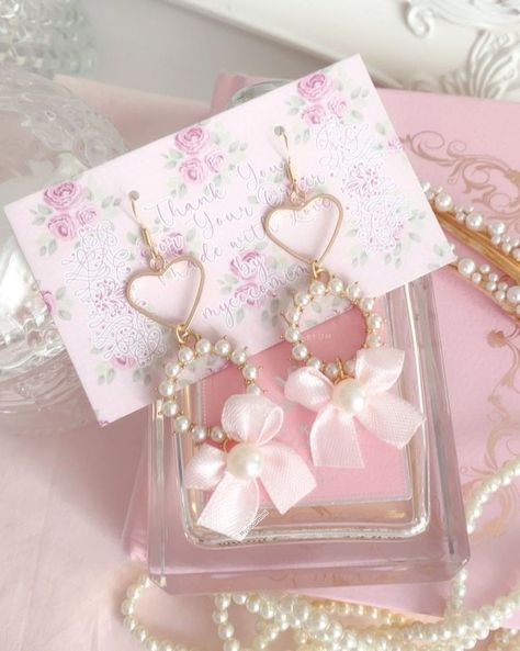 Pink Earrings Aesthetic, Victorian Cameo, Black Velvet Bow, Vetements Clothing, Mode Kawaii, Gelang Manik-manik, Gold Heart Earring, Princess Core, Fotografi Vintage