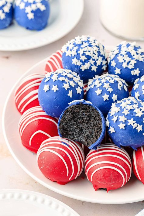 These 4th of July Oreo balls are a pretty and patriotic dessert that looks like a truffle and tastes like an Oreo cheesecake. They’re the perfect no bake treat for your Fourth of July party or picnic table. Essen, Things To Bring To A Fourth Of July Party, Oreo Balls Fourth Of July, Cute Fourth Of July Snacks, 4th Of July Tailgate Food, Forty Of July Food, Red White Blue Side Dish, Yummy Party Food, 4th Of July Snacks Healthy