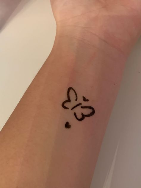 Simple Hand Henna, Henna Butterfly, Buku Diy, Henna Doodle, Small Henna Tattoos, Small Henna Designs, Wrist Henna, Cute Henna Designs, Cute Henna Tattoos