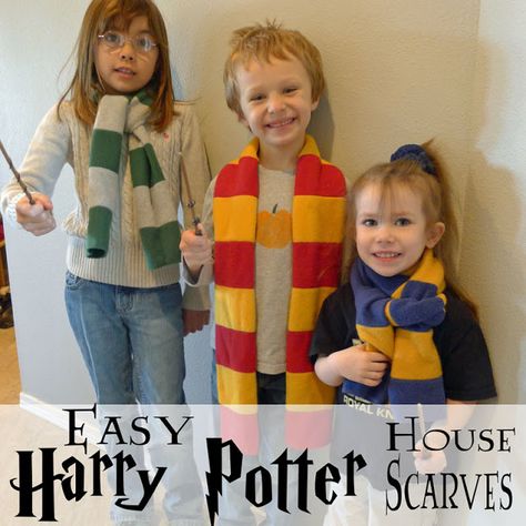 Pieces by Polly: Tutorial: Easy Harry Potter (Hogwarts) House Scarv... Couture, Diy Harry Potter Wands, Harry Potter Costume Diy, Harry Potter Robes, Harry Potter Valentines, Harry Potter Scarf, Diy Harry Potter, Hogwarts Acceptance Letter, Harry Potter Hogwarts Houses