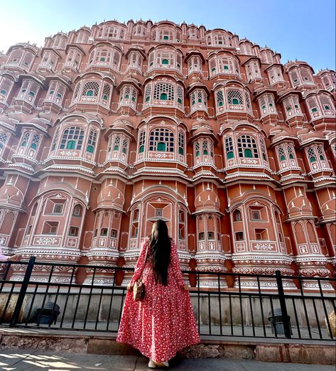 Photo Pose In Jaipur, Poses In Jaipur, Jaipur Pics Ideas, Hawamahal Jaipur Photography, Jaipur Photoshoot Ideas, Jaipur Photography Instagram, Jaisalmer Aesthetic, Jaipur Photography Poses, Jaipur Poses