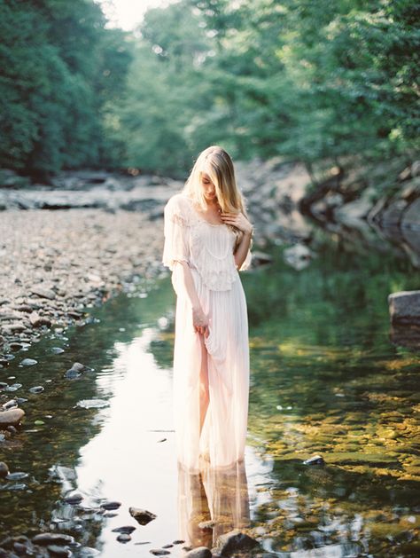 Outdoor Portraits, Bridal Portraits Outdoor Poses, Theme Nature, Nature Photoshoot, Outdoor Shoot, Photographie Inspo, Outdoor Photoshoot, Shooting Photo, Bridal Shoot