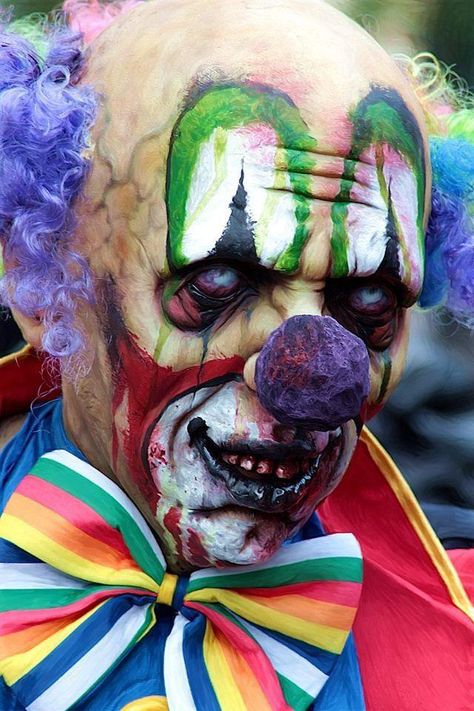 Creepy clown Läskig Halloween, Haunted Carnival, Makeup Zombie, Halloween Circus, Creepy Carnival, Halloween Clown, Clown Mask, Send In The Clowns, Evil Clowns