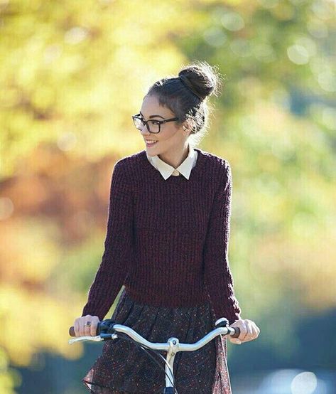 bookish fashion Dirndl, Nerd Girl Outfit, Cute Nerd Outfits, Collar Shirt With Sweater, Collared Shirt Outfits, Cute Nerd, Nerd Outfits, Nerdy Outfits, Nerd Fashion