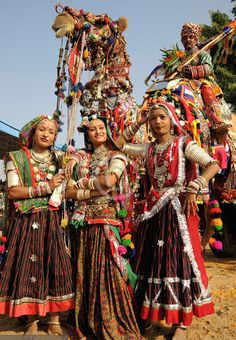 Women's Dresses: The women dress in either sarees or ghaghra cholis. Sarees may be either cotton or silk and are generally embroidered. Colored stones, tinsels and silken threads are used to create beautiful floral patterns and traditional motifs and enhance the rich look of the saree Rajistani Culture, Kalbeliya Dress, Traditional Rajasthani Look, Rajasthan Traditional Dress, Rajsthani Culture Dress, Rajasthani Dress Traditional Women, Rajasthani Dress Traditional, Rajasthani Traditional Dress, Rajasthan Clothes