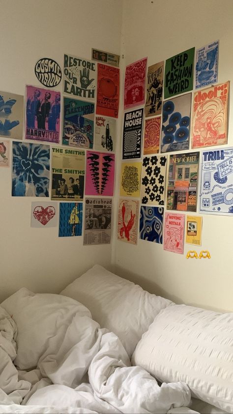 Teenage Bedroom Poster Wall, Wall Room Inspiration, Poster Idea For Room, Aesthetic Photos For Bedroom Wall, Photo Patterns On Wall, Creative Ways To Display Polaroids, Wall Posters Aesthetic Room Ideas, Posters Aesthetic For Room, Fashion Wall Poster