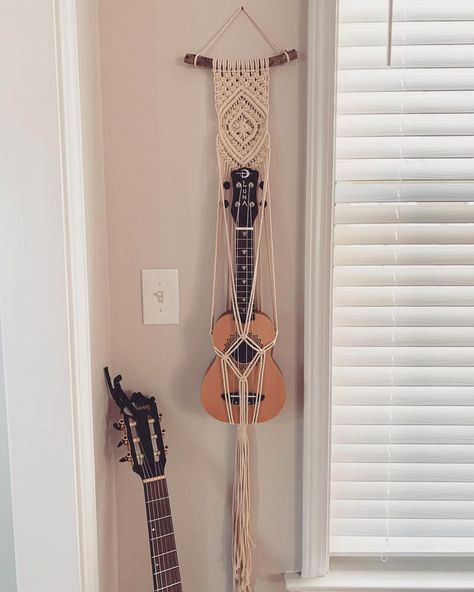 Macrame Practical, Macrame Guitar Hanger, Practical Macrame, Ukulele Diy, Ukulele Design, Dreamcatcher Diy, Music Corner, Macrame Plant Hanger Tutorial, Simple Macrame