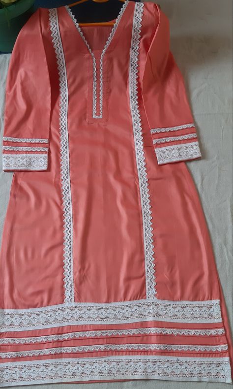 Lace design kurti Cutwork Pakistani Suits, Sleeves Designs For Cotton Dresses, Lace Work On Suits, Kamiz Design With Lace, Kurti Design With Lace Work, Neck Pattern With Lace, Less Kurti Design, Pakistani Suits With Laces, White Lace Kurti Designs