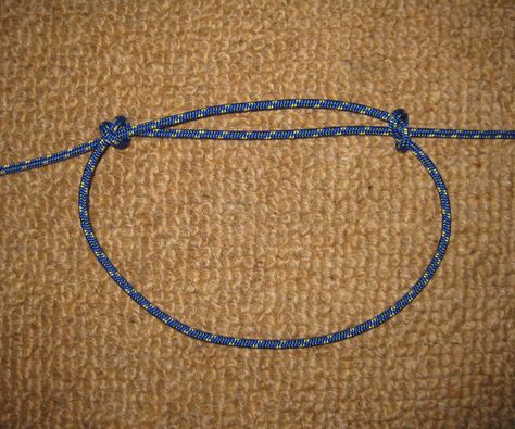 I have seen Instructables for making sliding knots for necklaces but I wanted a sliding knot which worked in reverse.  The normal sliding knot is a fisherman's knot which is the ideal knot for joining two ends of rope together. For a bracelet the cord will be in a loop and if you tie the normal fisherman's knot and pull the ends apart the 2 individual knots will pull apart and the loop will get smaller and if you pull the ends within the loop the loo... Fishermans Knot, Sliding Knot Bracelet, Adjustable Knot, Pulseras Diy, Jewelry Knots, Bracelet Knots, Coin Pendant Necklace, Knot Bracelet, Crochet Bracelet