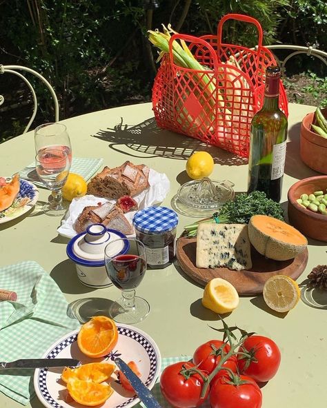 Food Styling, Summer Picnic, Picnic Date, Clip Video, Italian Summer, Oui Oui, Aesthetic Food, Summer Aesthetic, The Table