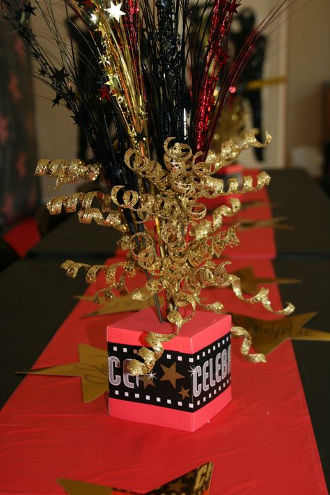 Red Carpet Party Centerpieces... Red Carpet Party Centerpieces, Oscar Party Decorations, Hollywood Theme Party Decorations, Red Carpet Theme Party, Red Carpet Sweet 16, College Theme, Army Theme, Deco Cinema, Hollywood Birthday Parties