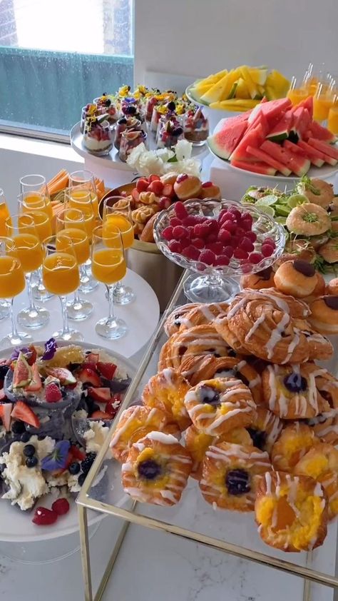 Breakfast Food Wedding, Breakfast Arrangement Ideas, Wedding Breakfast Table, Breakfast Event Ideas, Buffay Food Table, Huge Breakfast Buffet, Brunch Setting Table, Brunch Pastry Display, Hen Do Breakfast