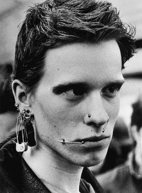 Sweden, 1977. | 19 Filthy, Furious Vintage Photos Of Early Punk Punks 70s, 1970s Punk, Piercing Snug, Piercing Face, Cultura Punk, Estilo Punk Rock, British Punk, Johnny Rotten, 70s Punk