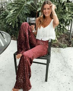 Summer Boho Work Outfits, Witchy Hippie Outfits, How To Dress In Your 30s, Boho Summer Outfits Bohemian, Morroco Outfits, Boho Mom Outfits, Boho Mom Style, Boho Chic Outfits Summer, Hippie Mode