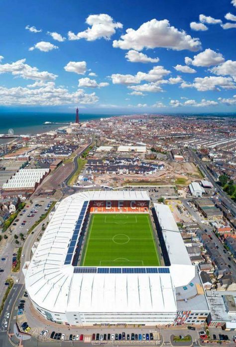 Bloomfield Road Stadium Architecture, English Football Stadiums, Old Football Players, Blackpool Fc, Stadium Football, Franz Beckenbauer, British Football, Baseball Park, England Homes