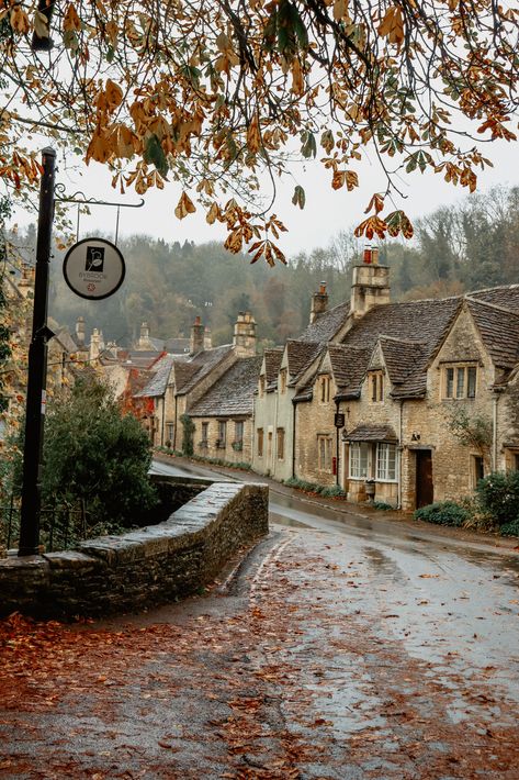 English Countryside Home, Country Living Uk, Cotswolds Cottage, Lake District England, Cotswold Villages, England Countryside, Cotswolds England, Castle Combe, Village Photos