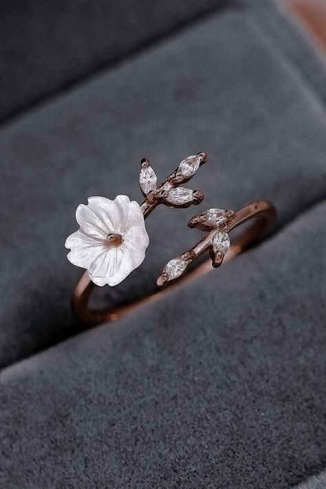 Pretty Rings Unique, Flower Wedding Rings, Beautiful Jewelry Rings, Engagement Ring Non Traditional, Cute Promise Rings, Hand Jewelry Rings, Floral Wedding Ring, Elegant Rings, Flower Wedding Ring