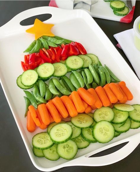 Christmas Tree Appetizer Tray - Crisp Collective Christmas Tree Appetizer, Tree Appetizer, Christmas Veggie Tray, Christmas Vegetables, Veggie Christmas, Jul Mad, Appetizer Tray, Decorações Com Comidas, Vegetable Tray