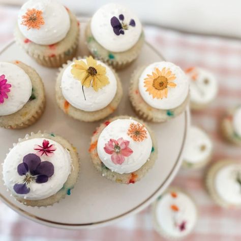 Wildflower Theme Birthday Party, Wildflower Cupcakes, Wildflower Party Theme, Flower Baby Shower Theme, Wildflower Birthday Party, Wildflower Cake, Baby Sprinkle Decorations, Wildflower Party, Garden Cupcakes