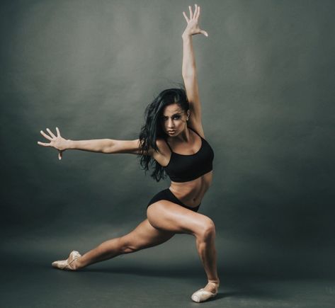 Split Dance Pose, Christmas Ballet Photoshoot, Jazz Dance Pictures, Easy Dance Action Shots, Dance Poses For Pictures Hip Hop, Dance Picture Poses Lyrical, Storage Unit Photoshoot, Dance Photography Poses Simple Jazz, Non Flexible Dance Poses