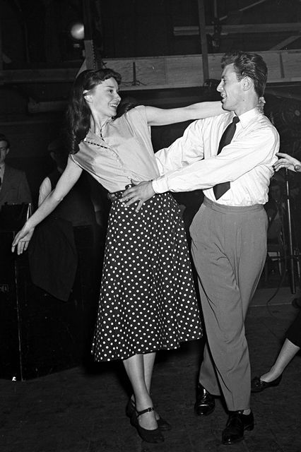 40s Aesthetic, Danse Swing, Audrey Hepburn Outfit, Couples Vintage, 50s Aesthetic, Audrey Hepburn Style, Vintage Couples, Hepburn Style, Swing Dance