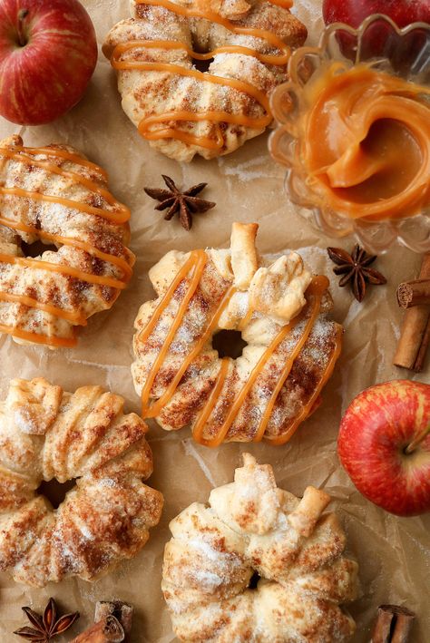 Vegan Caramel Apple Pastries, Carmel Apple Puff Pastry Doughnut, Caramel Apple Doughnut, Vegan Pastry Desserts, The Little Blog Of Vegan, Vegan Apple Puff Pastry, Apple Desserts Puff Pastry, Bakery Pastry Recipes, Caramel Apple Pastries