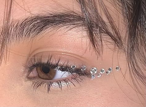 Eye Bling Gems, How To Glue Rhinestones On Face, Rhinestone Liner Makeup, Face Beads Makeup, Sequin Makeup Rhinestones, Righnstone Makeup, Face Diamonds Rhinestones Makeup, Diamante Makeup, Face Gem Ideas