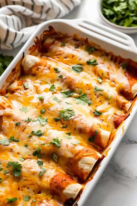 These creamy chicken enchiladas are impossible to resist! The combination of spices, sauce, and gooey cheese makes for a meal to remember. Chicken Cheese Enchiladas, Creamy Chicken Enchiladas, Homemade Enchilada Sauce, Homemade Enchiladas, Cheese Enchiladas, Chicken Enchilada Recipe, Gooey Cheese, Sauteed Veggies, Cook Chicken Breast