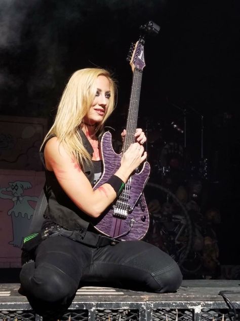 Guitar Woman, Silent Guitar, Women Guitarists, Female Guitarists, Female Rock Stars, Nita Strauss, Rock Girls, Metal Chicks, Courtney Cox