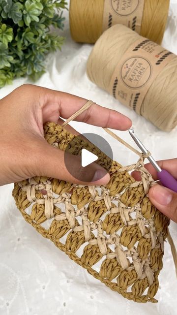 Couture, Raffia Bags Crochet, Crochet Raffia Bag Tutorial, Raffia Crochet Pattern, Raffia Crochet Bag, Beach Bag Tutorials, Crochet Raffia Bag, Crochet Backpack Pattern, Crochet Raffia