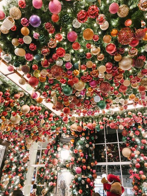 Natal, Store Front Christmas Decorations, Vintage Christmas Store Displays, Christmas Ceiling Decorations Diy, Christmas Store Front Ideas, Department Store Christmas Decorations, Christmas Store Ideas, Christmas Shop Display Ideas, Holiday Store Window Displays