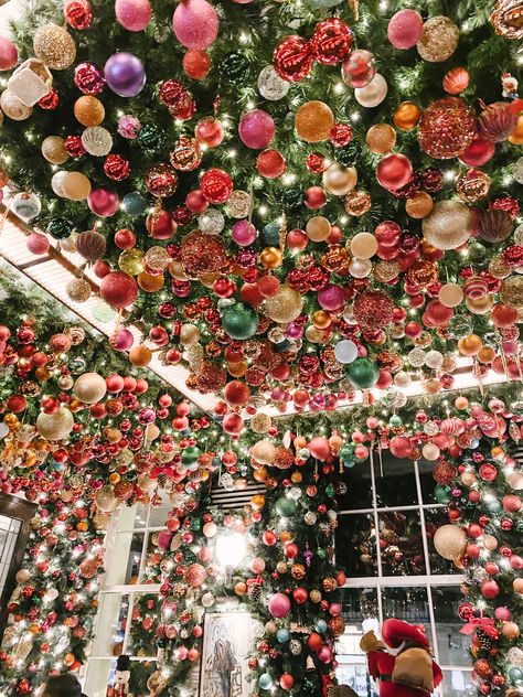 Natal, Store Front Christmas Decorations, Vintage Christmas Store Displays, Department Store Christmas Decorations, Christmas Ceiling Decorations Diy, Christmas Store Ideas, Christmas Market Party, Retail Holiday Decor, Holiday Store Window Displays