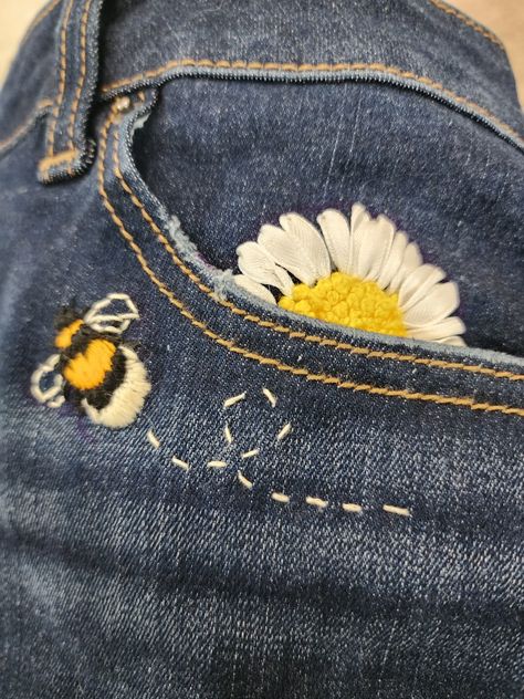 Embroidered bumblebee and daisy on denim shorts. I used ribbon for the petals. Couture, Denim Pocket Embroidery, Visible Mending Flower, Daisy Embroidery Jeans, Bumblebee Embroidery, Shorts Embroidery, Embroidered Bees, Embroidered Jean Shorts, Embroidery Jeans Diy