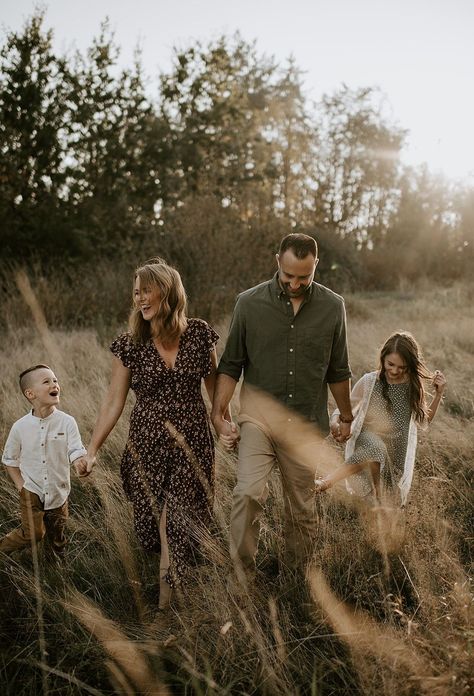 Fall Photoshoot Family, Family Session Poses, Outdoor Family Photoshoot, Family Photography Outfits, Outdoor Family Portraits, Big Family Photos, Best Poses, Cute Family Photos, Family Photoshoot Poses