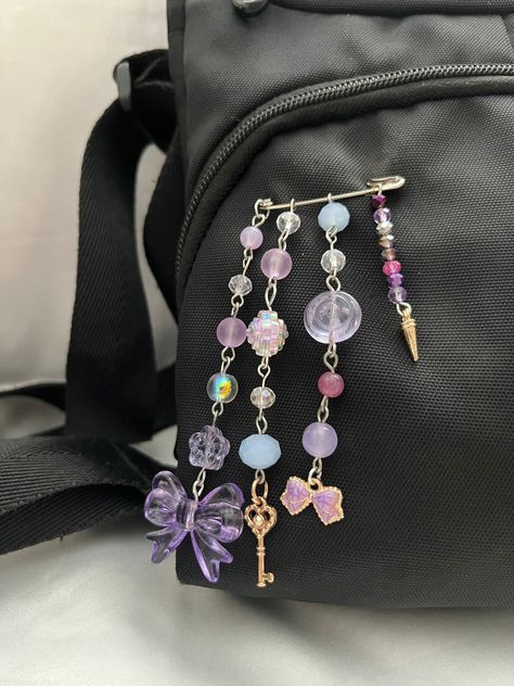 Pin Bag Aesthetic, Bag Charms Beads, How To Make Bag Charms, Bead Bag Charm, Bag Charm Beads, Bags With Charms, Bag Pins Ideas, Bag Charms Aesthetic, Bags With Beads