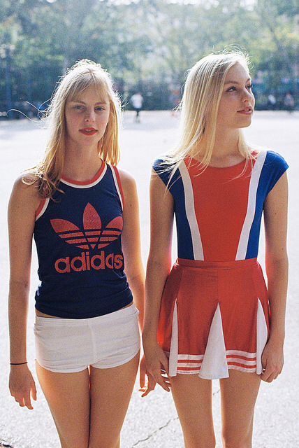 Topshop x Adidas Originals - Frimer avec pendant les runs hebdos de la #Boostbastille @adidasfr Doutzen Kroes, 70s Sports Fashion, 90s Sport, Retro Sportswear, Mode Retro, Vintage Sportswear, 70's Style, Retro Sport, Tennis Fashion