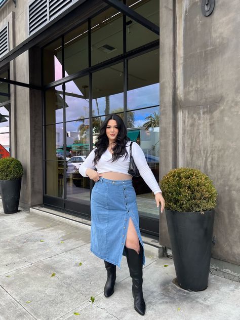 Long Skirt For Plus Size Women, Mid Size Skirts, Denim Skirt Outfit Plus Size Summer, Plus Size Long Jean Skirt Outfits, Plus Size Outfits Denim Skirt, Maxi Denim Skirt Outfit Mid Size, Denim Dress Outfit Plus Size, Singles Mixer Outfit, Plus Size Outfit With Boots