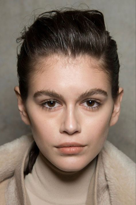 kaia gerber Kai Gerber, French Girl Makeup, Kaia Crawford, Cindy Crawford Daughter, Kaia Gerber Style, Runway Beauty, Celebrity Faces, Bella Hadid Style, Slicked Back Hair