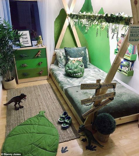 Thrifty mum transforms her son's bedroom into a dinosaur haven for just  £280 Toddler Boy Room Themes, Dinosaur Toddler Room, Jungle Dinosaur, Dinosaur Boys Room, Dinosaur Kids Room, Boy Room Themes, Dinosaur Room Decor, Toddler Boy Room Decor, Dinosaur Bedroom