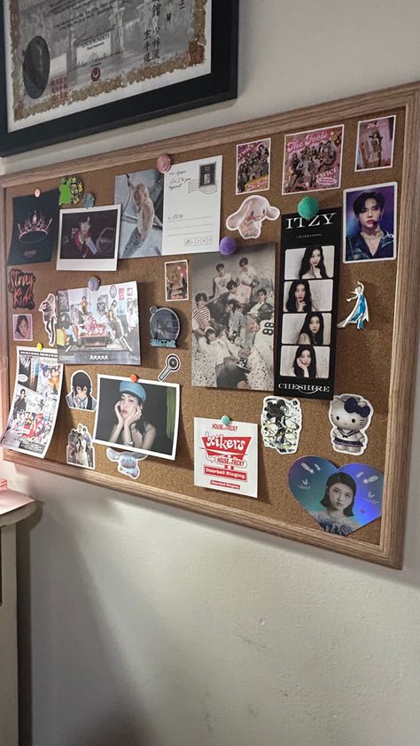 𝐦𝐢𝐧𝐞 ! 𝐝𝐨 𝐧𝐨𝐭 𝐫𝐞𝐩𝐨𝐬𝐭 ! ☆ #corkboard #kpop #corkboardideas Pin Board With Photos, Bulletin Board Picture Ideas, Bedroom Pin Board, Corkboard Organization Ideas, Collage Cork Board, Cute Pinboard, Corkboard Ideas Aesthetic, Cute Pin Board Ideas, Aesthetic Notice Board