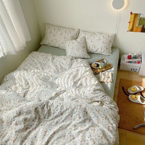 Full Bed Sets Comforter, Bed Sheets Twin Size, Comforter Sets Twin Bed, Cute Aesthetic Bed Sheets, Fun Bed Sheets, Cozy Bed Pillows, Made Up Bed, Twin Bed Bedroom Ideas, Ikea Bedding Ideas Duvet Covers
