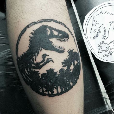 Great Jurassic Park tattoo. I love it ♥ Jurassic Park Tattoo Ideas, Jurassic Park Tattoo, Dinosaur Tattoo, Dinosaur Tattoos, Movie Tattoo, Movie Tattoos, Geek Tattoo, Sweet Tattoos, Gaming Tattoo