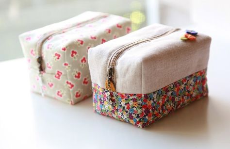 How to make cute block zipper pouch / handbag. DIY photo tutorial and template pattern. Diy Parfait, Diy Trousse, Shopping Bags Diy, Diy Pouch Tutorial, Diy Makeup Bag, Zipper Pouch Tutorial, Pouch Tutorial, Couture Sewing, Fabric Gift Bags