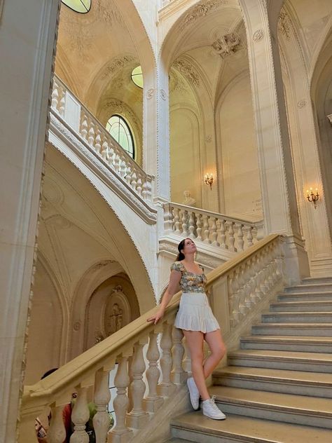 Museum Dress Outfit Aesthetic, How To Pose In Museum, Guggenheim Museum Photoshoot, Photos In Museum Aesthetic, Poses For Museum Pictures, Museum Photography Ideas, Isabella Stewart Gardner Museum Photoshoot, Museum Aesthetic Pictures, Italian Museum Aesthetic