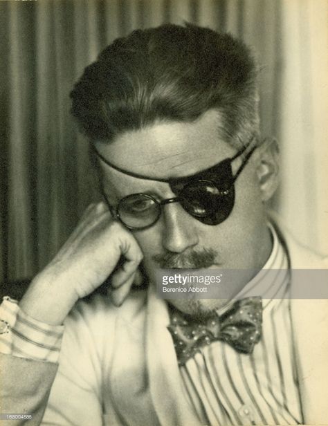 Irish novelist James Joyce (1882 - 1941) wearing an eyepatch, 1926. Berenice Abbott, Aragon, Glasses Men, James Joyce, Funny Scenes, Botanical Beauty, Opera Singers, Dirty Mind, Human Face