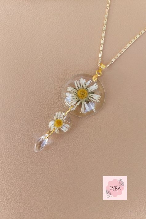 Minimal Real Daisy Resin Necklace Diy Resin Gifts, Diy Resin Phone Case, Resin Pendant Diy, Mustard Seed Jewelry, Flower Necklace Gold, Real Flower Necklace, Dried Flower Jewelry, Flower Resin Jewelry, Making Resin Jewellery